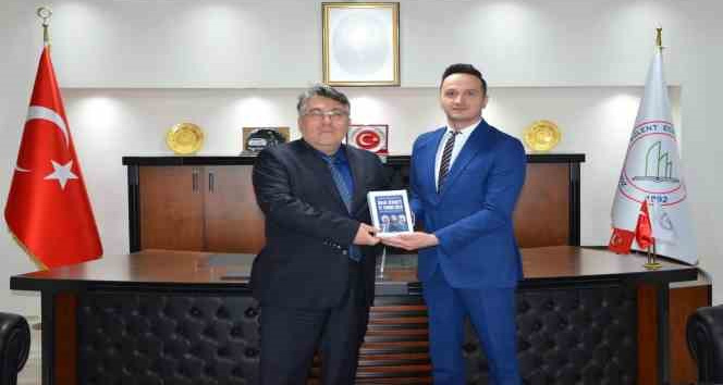 Dr. Çetin, kitabının ikinci baskısını ZBEÜ Rektörü Özölçer’e takdim etti