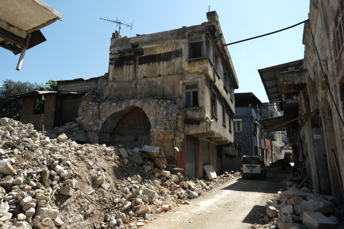 Hatay’ın tarihi caddesi enkaz yığınına döndü