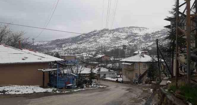 Karaman’ın yüksek kesimleri yağan karla beyaza bürüdü