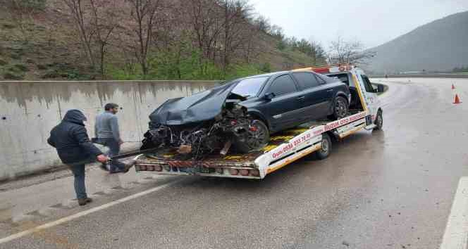 Tokat’ta otomobil istinat duvarına çarptı: 3 yaralı