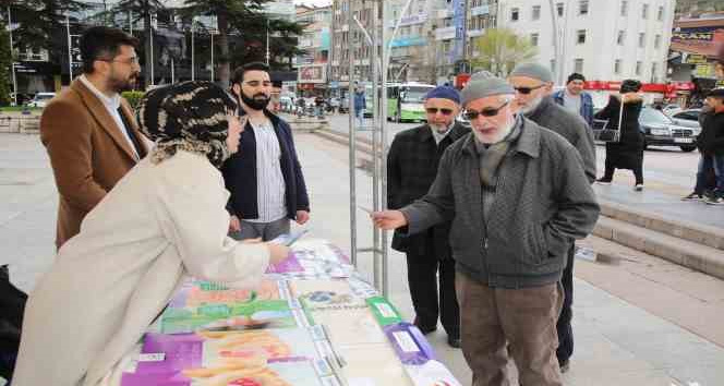 Kurdukları stantla halkı bilgilendirdiler