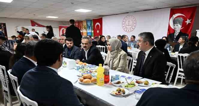 Bakan Özer: "En büyük zenginliğimiz öğretmenlerimiz"