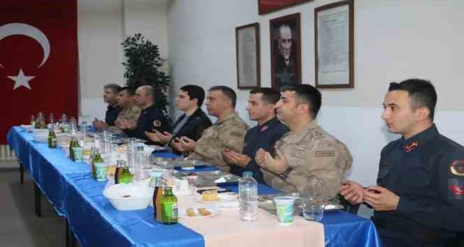 Vali Vekili Tuna, Mehmetçikle birlikte iftar açtı
