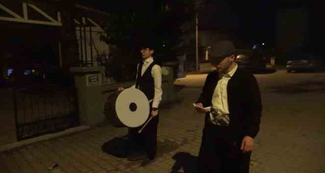 Ramazan davulcusu liseliler Osmanlı’dan kalan 200 yıllık geleneği yaşatıyor