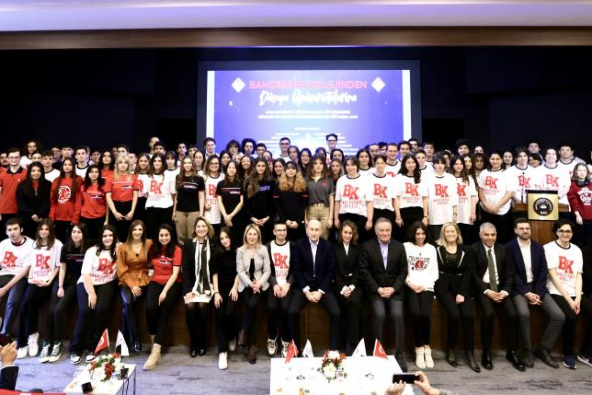 Dünyanın 477 üniversitesinden kabul alan 161 öğrenci İstanbul'da bir araya geldi