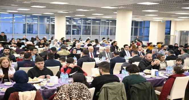 Uşak Üniversitesi depremzede aileleri iftarda ağırladı