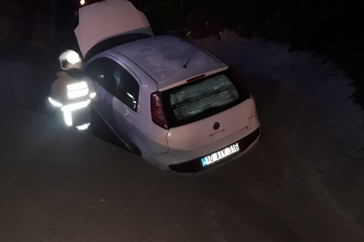 Direksiyon hakimiyetini kaybetti yağmur kanalına düştü