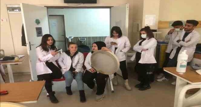 Şırnak Üniversitesi öğrencilerinden hastalara müzik ziyafeti