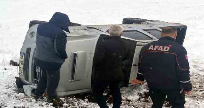 Ardahan’da direksiyon hakimiyetini kaybeden kamyonet devrildi