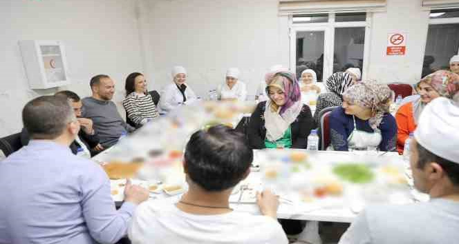Başkan Özdemir iftarda yetimlerle, sahurda çalışanlarla buluştu