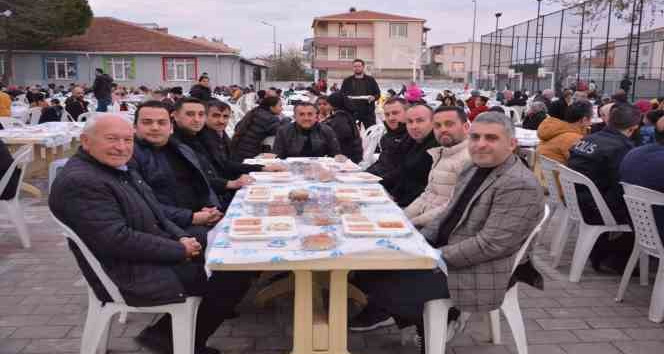 Lapseki Belediyesi’nin sokak iftarları devam ediyor