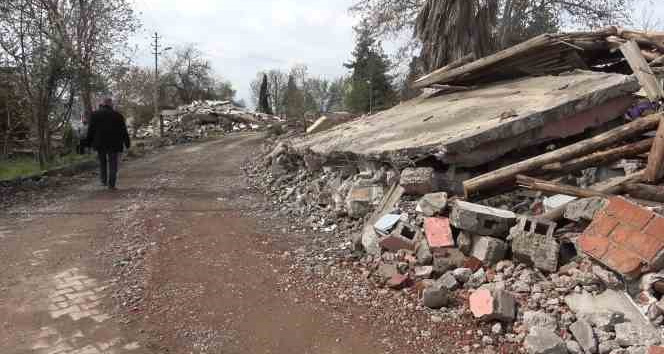 Deprem mahalleyi yıktı geçti, 20 evden sadece 4’ü ayakta kaldı: 18 kişi can verdi