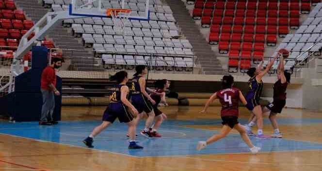 Erzincan’da oynanan basketbol şampiyonasında liseliler ter döktü