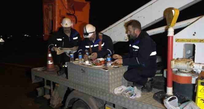 Evlerinden uzak kamyonet kasasında sahur yaptılar