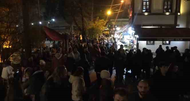 Tarihi meydanda simit ve tahinli pide izdihamı