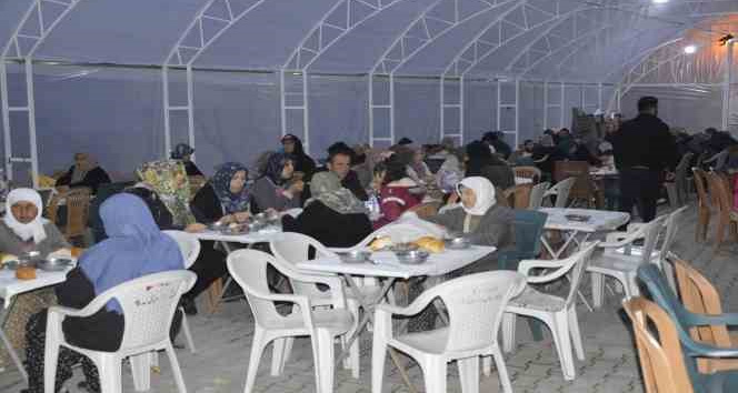 Köylünün imece usulü gerçekleştirdiği iftar yemeği geleneği devam ediyor