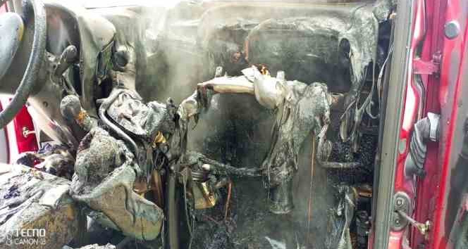 Isparta’da yanan otomobil kullanılamaz hale geldi