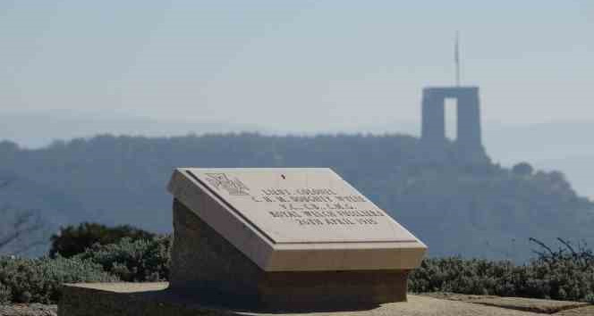 ‘Türk dostu’ İngiliz subay mezarı Şehitler Abidesi’ni selamlıyor