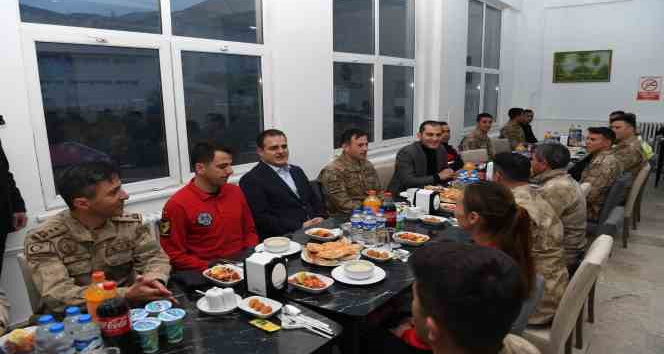 Vali Akbıyık, jandarma personeli ile iftar açtı
