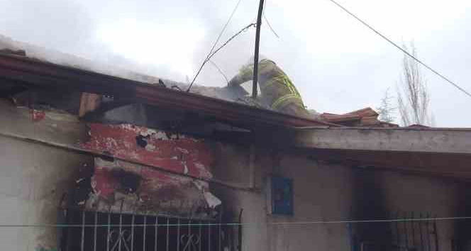 Evde çıkan yangında piknik tüpü patladı: 1 yaralı