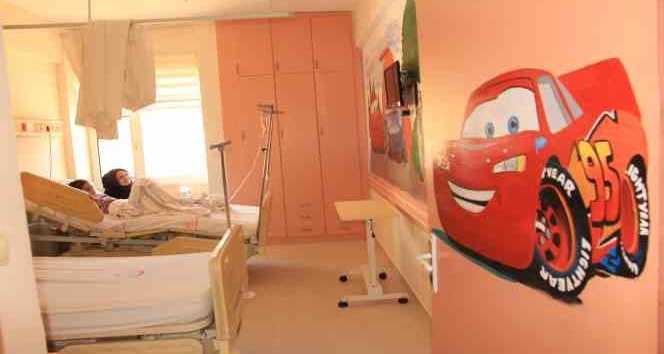 Çizgi film karakterleri hastane duvarlarına çizildi