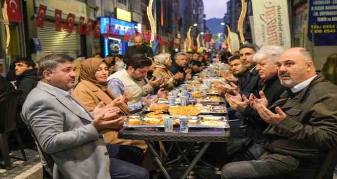 Tarihi cadde peyzaj çalışmasının ardından verilen iftar yemeği ile hizmete açıldı