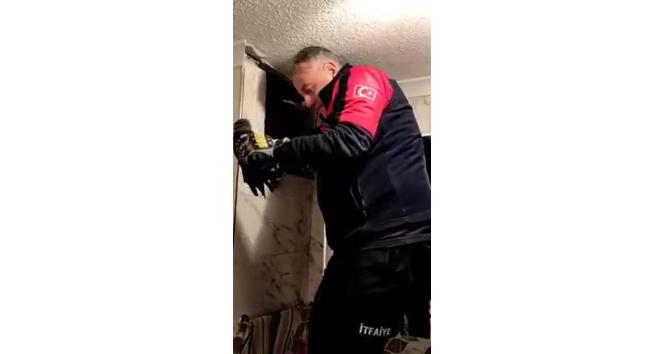 Yalova’da havalandırmada sıkışan kargayı itfaiye kurtardı