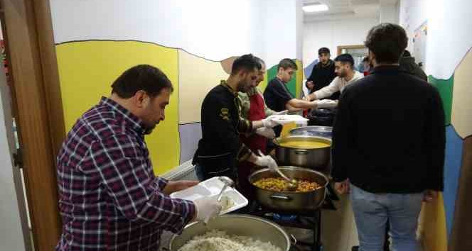 Başkan Geylani gençlerle iftar sofrasında buluştu