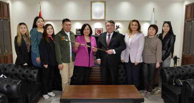 ZBEÜ Rektörü Özölçer, Nurlanova ve Bakytbekovna’yı makamında ağırladı