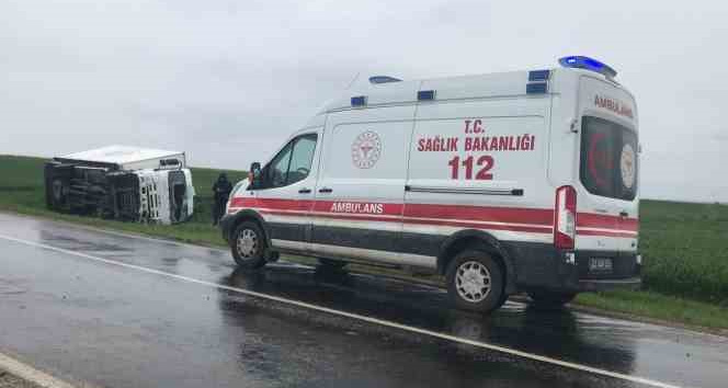 Edirne’de ekmek yüklü kamyonet devrildi: Sürücü ve kardeşi araç camını kırarak çıkabildi