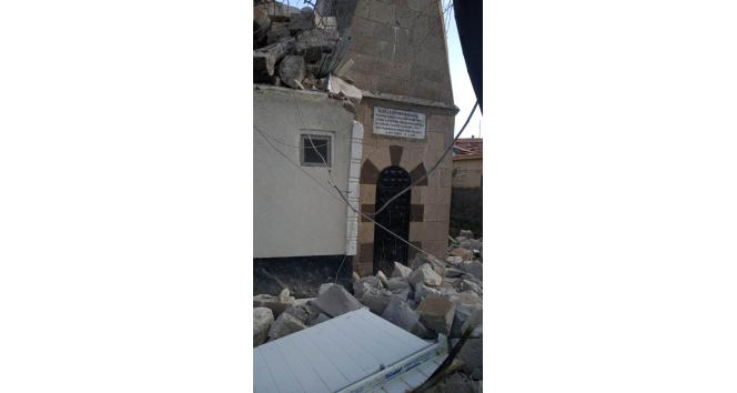 Kırşehir’de cami minaresi şiddetli rüzgarda yıkıldı