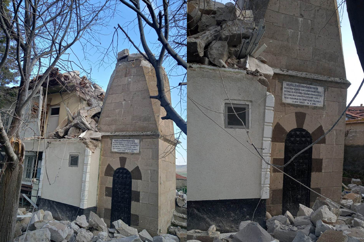 Kırşehir&#039;de cami minaresi şiddetli rüzgarda yıkıldı