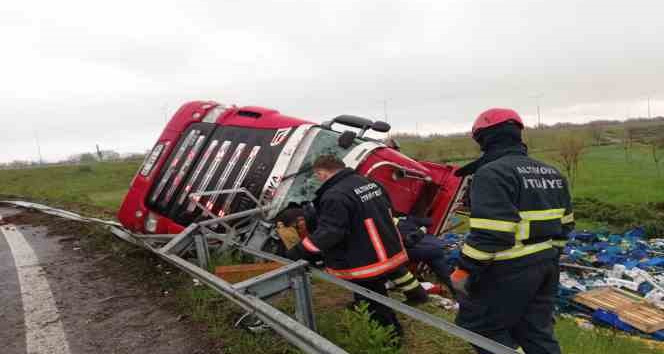 Yalova’da meyve yüklü tır devrildi: 1 yaralı