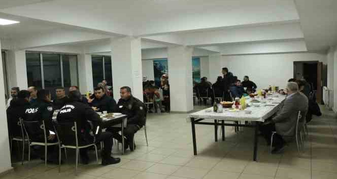 Kaymakam Özçelik, polislerle iftar yaptı