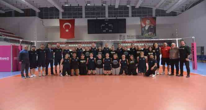 Genç voleybolcular Çukurova Belediyesi Spor Kulübü’nün misafiri oldu