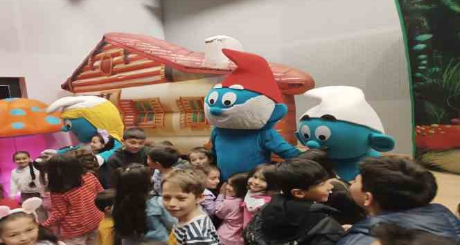 Çamelili çocuklar ’Şirinler’ ile eğlendi