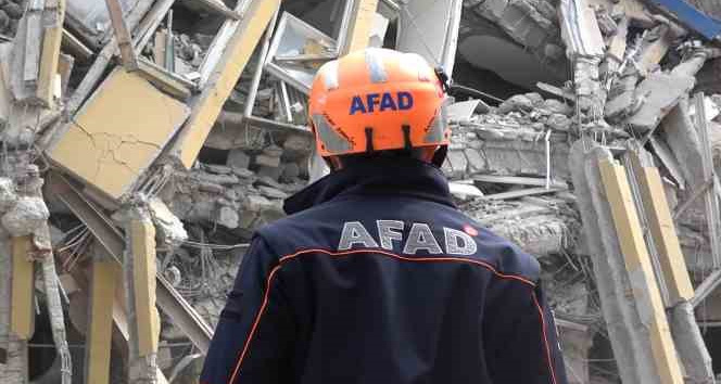 Ölüme ramak kala: 4 katlı bina çöktü, 3 kişi  son anda kurtuldu