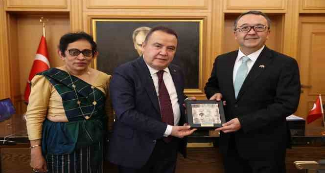 Sri Lanka Büyükelçisi’nden Başkan Böcek’e ziyaret