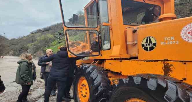 Tunceli’de taşkında mahsur kalan 11 vatandaş, karayolları ekipleri tarafından kurtarıldı
