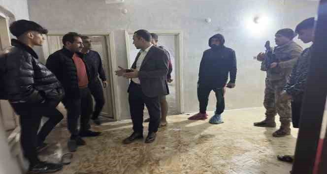 Silopi Kaymakamı Koç, su basan evleri inceledi