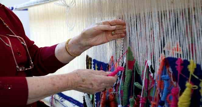 83 yaşında ilmek ilmek halı dokuyor