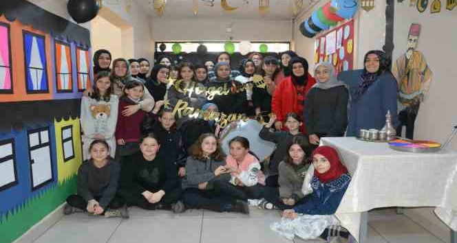 Liseli öğrenciler Ramazan geleneğini canlandırarak okulda yaşatıyor