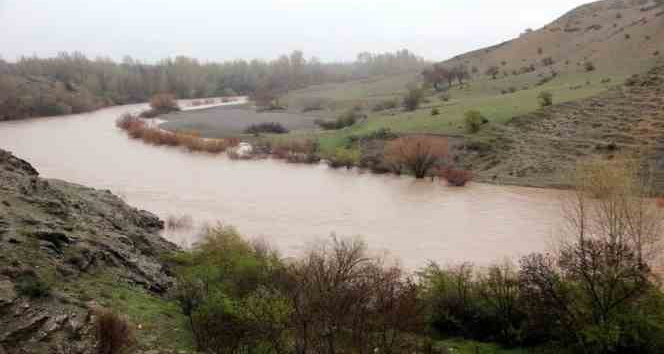 Erzincan’da yağmur nehir debilerini artırdı