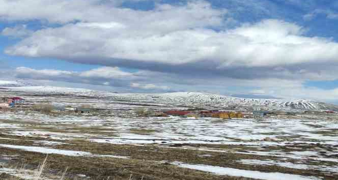 Ardahan’ın yüksek kesimlerine kar yağdı