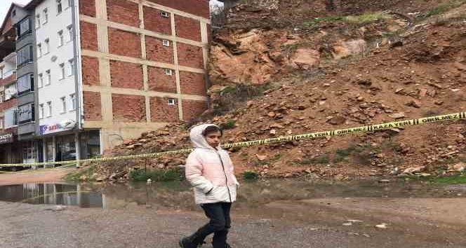 Gümüşhane’de yamaçtan kopan kaya parçası minibüse çarptı