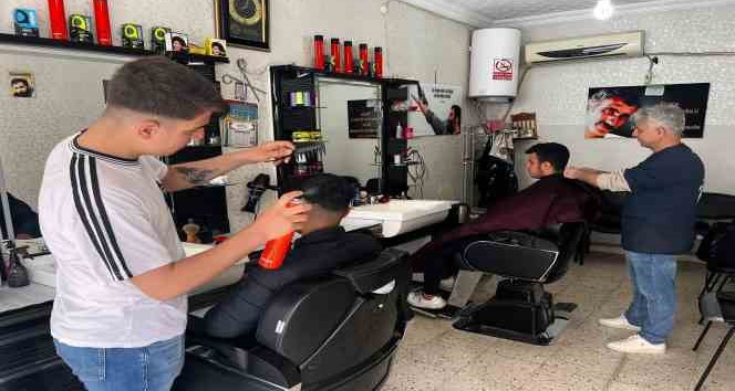 Nusaybin’de berber ve müşterisi tıraşı yarıda kesip halay çekti