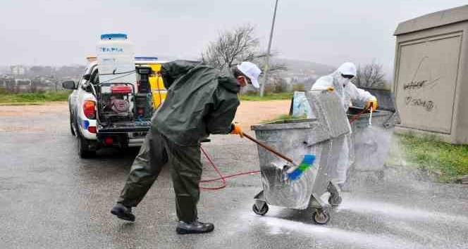 Biga’da konteynerlar yıkanarak, dezenfekte ediliyor
