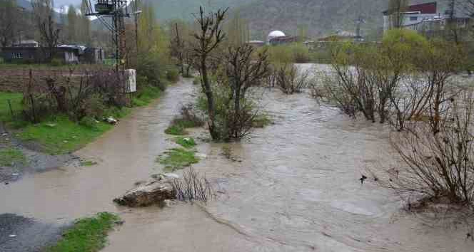 Şırnak’ta sağanak yağış köprüleri yıktı, yolları kapattı