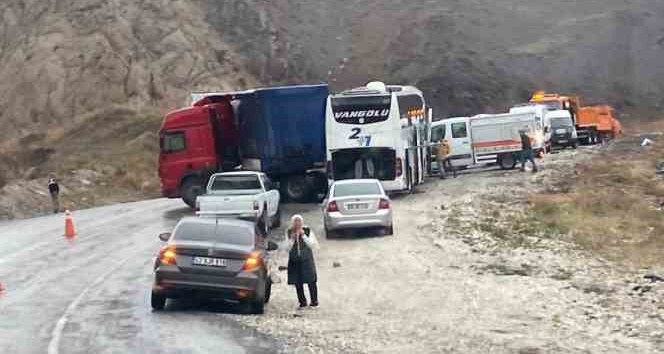 Hakkari’de trafik kazası: 3 ölü, 3 yaralı