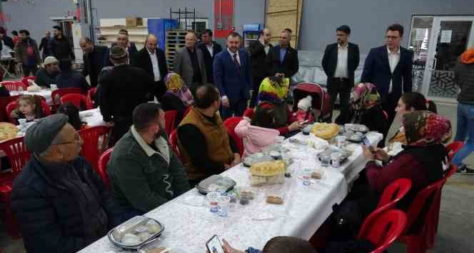 Ezine Belediyesi 9 bin kişilik iftar verdi